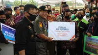 KUR dari Bank BNI diserahkan secara simbolis kepada Sartono (Penggemukan Sapi) Rp 250 juta, dan Eko Purwanto (Penggilingan Padi) Rp 250 juta.