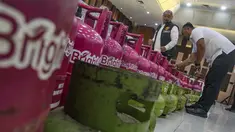 Petugas menata barang bukti terkait kasus pengoplosan atau penyuntikan tabung Liquified Petroleum Gas (LPG) bersubsidi di gedung Badan Reserse Kriminal (Bareskrim) Markas Besar Kepolisian Republik Indonesia (Mabes Polri), Jakarta, Senin (5/5/2025). (merdeka.com/Arie Basuki)