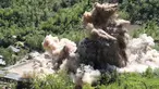 Korea Utara meledakkan terowongan-terowongan situs uji nuklirnya di Punggye-ri, Kamis (24/5). Pemimpin Korea Utara, Kim Jong-un menepati janji untuk menghancurkan situs uji coba nuklir negaranya dan secara resmi menutupnya. (Korea Pool/Yonhap via AP)