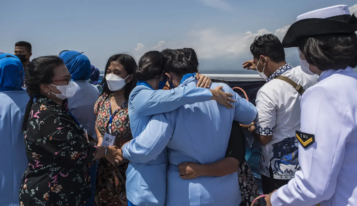Keluarga awak KRI Nanggala 402 menghadiri Upacara Tabur Bunga Tabur Bunga dari geladak Helly KRI Dr Soeharso-990 di perairan utara pulau Bali, Jumat (30/4/2021). Kegiatan yang diikuti dari 53 keluarga awak KRI Nanggala 402 yang tenggelam itu diwarnai suasana haru dan kesedihan. (Juni Kriswanto/AFP)