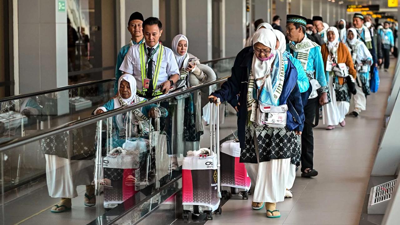 FOTO: Kloter Pertama Jemaah Haji Embarkasi Surabaya Berangkat ke Tanah Suci