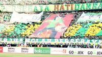 Koreo Bonek Mania saat laga Persebaya vs Arema di Stadion Gelora Bung Tomo, Surabaya, Minggu (6/5/2018). (Bola.com/Aditya Wany)