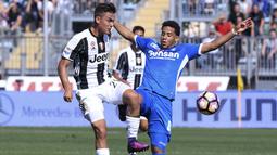 Pemain Juventus, Paulo Dybala (kiri) berebut bola dengan pemain Empoli, Andres Tello pada lanjutan Serie A Italia di Carlo Castellani Stadium, Empoli (2/10/2016). (REUTERS/ Alberto Lingria)