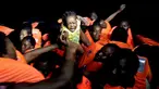 Seorang anak imigran menangis saat operasi penyelamatan di laut Mediterrania, (20/10). Penjaga pantai Italia mengatakan ribuan imigran berhasil diselamatkan di lepas pantai Libya. (Yara Nardi/Italian Red Cross press office/Handout via REUTERS)
