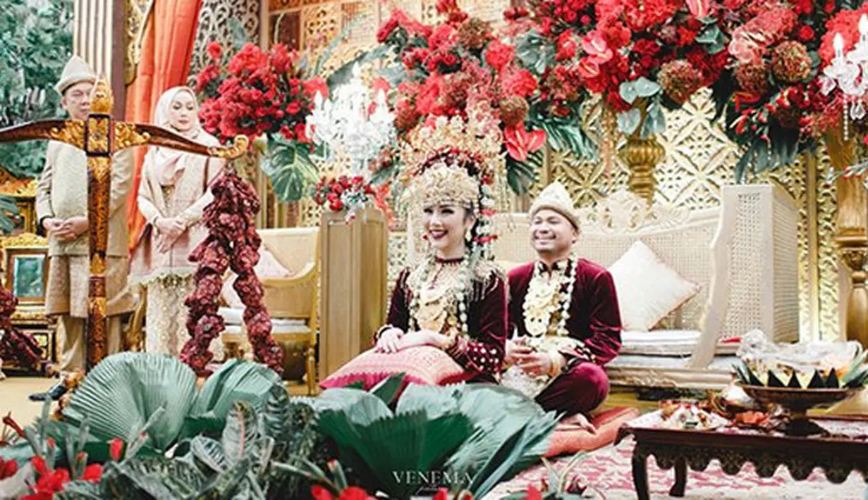 Akad nikah digelar di Hotel Dharmawangsa, Jakarta Selatan dengan adat Palembang. Dilanjutkan dengan resepsi menggunakan adat Makassar pada hari yang sama. (Instagram/tisthanurma)