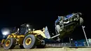 Sebuah truk membawa mobil yang tersingkir akibat hancur saat kompetisi kelas Weld Limited selama Turnamen Kremmling Demolition Tahunan ke-11 di Grand County Fairgrounds (19/8). (AFP Photo/Jason Connolly)