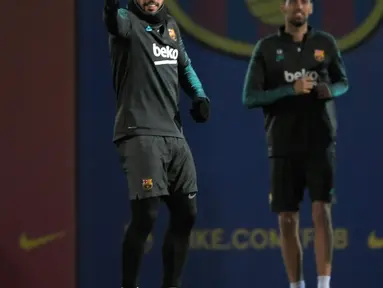Pemain Barcelona Luis Suarez (tengah) bersama rekan-rekannya berlatih jelang menghadapi Borussia Dortmund pada pertandingan Grup F Liga Champions di Sant Joan Despi, Spanyol, Selasa (26/11/2019). Barcelona mengincar kemenangan demi memastikan tiket 16 besar lebih awal. (LLUIS GENE/AFP)