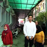 Setelah beberapa lama menunggu di ruang tahanan, Restu Sinaga digiring ke ruang sidang utama. Agenda pembacaan tuntutan batal didengarkan lantaran, JPU belum siap dengan tuntutannya. Dan minta dijadwal ulang minggu depan. (Nurwahyunan/Bintang.com)