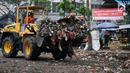 Alat berat membersihkan sisa sampah dari tempat pembuangan sampah (TPS) Lokbin Pasar Minggu, Jakarta, Jumat (19/5). Tempat pembuangan sampah Lokbin C Pasar Minggu resmi ditutup. (Liputan6.com/Yoppy Renato)
