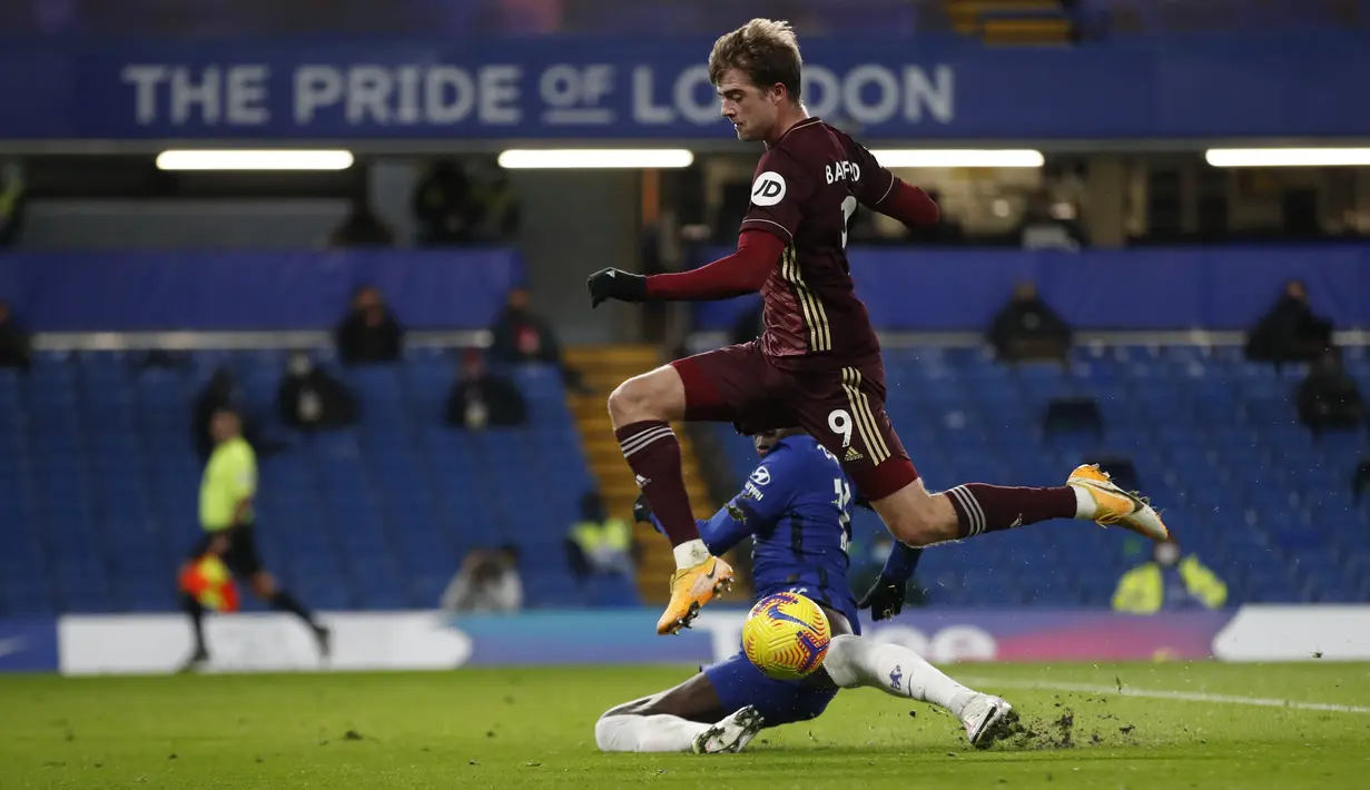 Pemain Leeds United, Patrick Bamford berusaha melewati bek Chelsea, Kurt Zouma pada pertandingan lanjutan Liga Inggris di Stamford Bridge di London, Inggris, Minggu (6/12/2020). Chelsea menang 3-1 atas Leeds United. (Matthew Childs/Pool via AP)
