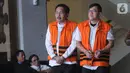 Gubernur Kepulauan Riau nonaktif Nurdin Basirun dan Pemegang saham Mayoritas PT Bintuni BEP, David Manibui usai menjalani pemeriksaan di Gedung KPK, Jakarta, Jumat (25/10/2019). Keduanya diperiksa sebagai tersangka untuk melengkapi berkas dugaan korupsi yang menjeratnya. (merdeka.com/Dwi Narwoko)