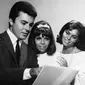 James Darren (paling kiri) bersama  Nancy Sinatra dan Claudia Martin  (AP Photo, File)