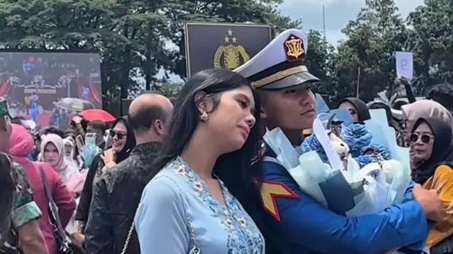 Pesona Almira Yudhoyono dalam Kebaya Encim Biru di Wisjur Akademi TNI dan Polri