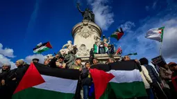 Ribuan orang turun ke jalan dalam aksi solidaritas membela rakyat Palestina di Place de la Republique, Paris, Prancis. (AP Photo/Aurelien Morissard)
