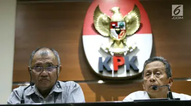 Ketua KPK Agus Rahardjo (kiri) bersama Ketua BPK Moermahadi Soerja Djanegara memberikan keterangan pers di Gedung KPK, Jakarta, Sabtu (27/5). KPK mengamankan tujuh orang dalam operasi tangkap tangan (OTT)  Jumat 26 Mei 2017. (Liputan6.com/Angga Yuniar)