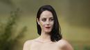 Kaya Scodelario berpose untuk para fotografer setibanya di pemutaran perdana dunia serial TV 'The Lord of the Rings: The Rings of Power' di London, Selasa (30/8/2022). Bintang 30 tahunu tampil cantik mengenakan gaun satin hitam cerah dengan belahan kaki renda bermotif bunga semi-tipis dan garis leher berpayet. (Photo by Scott Garfitt/Invision/AP)
