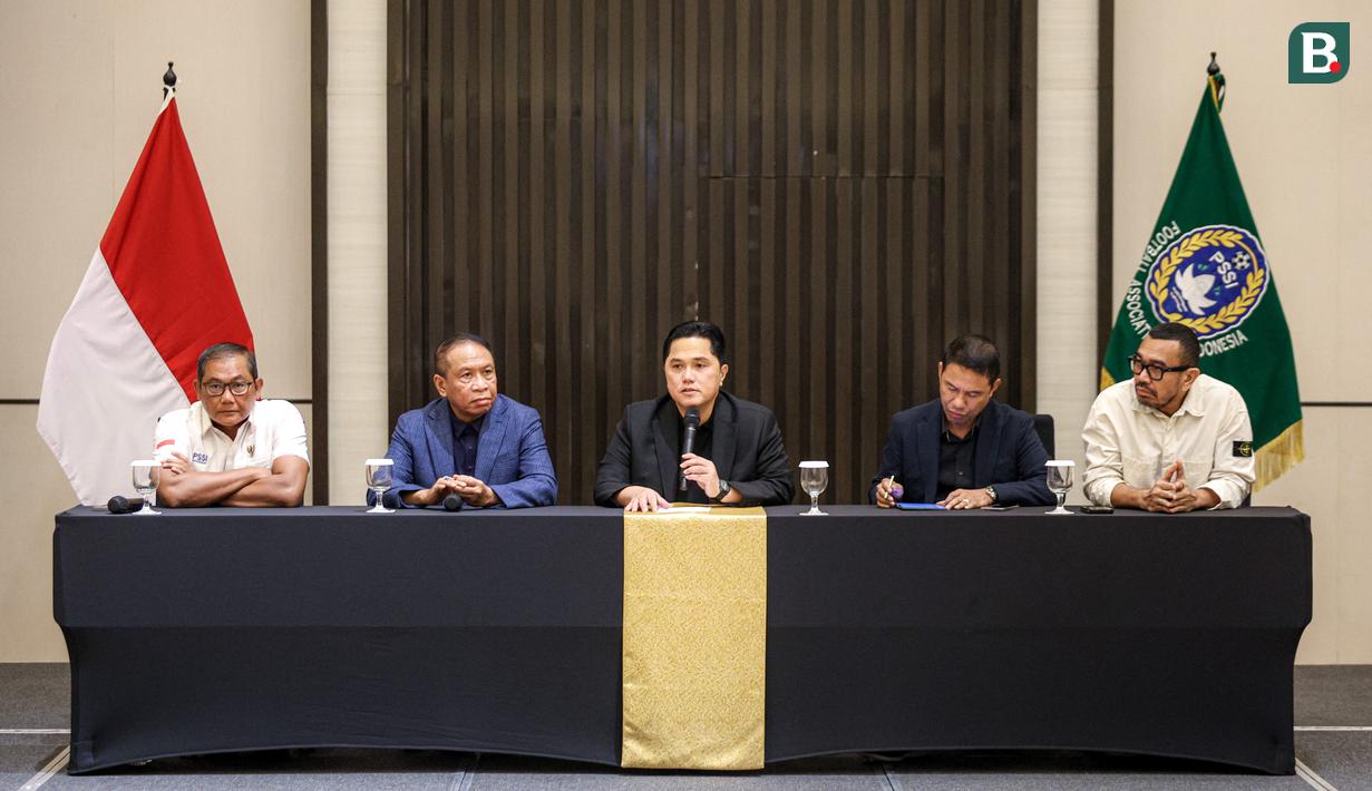 <p>Ketua Umum PSSI, Erick Thohir (tengah) memberikan keterangan dalam konferensi pers terkait rencana baru perkembangan Timnas Indonesia yang berlangsung di Menara Danareksa, Kemayoran, Jakarta Pusat, Senin (06/01/2025). Dalam acara tersebut juga dihadiri oleh Manajer Timnas Indonesia Sumardji, Waketum PSSI Zainudin Amali, Sekjen PSSI Yunus Nusi, dan Exco Arya Sinulingga. (Bola.com/Bagaskara Lazuardi)</p>