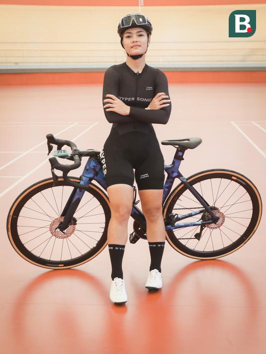 <p>Pebalap sepeda putri Indonesia, Ayustina Delia Priatna berpose di depan fotografer setelah berlatih untuk ajang UCI Track Nations Cup 2023 di Jakarta International Velodrome, Rawamangun, Jakarta, Kamis (16/02/2023). (Bola.com/Bagaskara Lazuardi)</p>