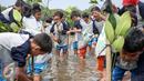 Suasana saat penanaman bibit mangrove di Pesisir Pantai Muara Karang, Jakarta, Kamis (29/10). 5.000 bibit baru ditanam untuk memperkuat ekosistem yang telah dibangun dan memperbesar manfaat terhadap masyarakat. (Liputan6.com/Faizal Fanani)