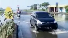 PT KAI mengklaim selama 8 hari ditutup pihaknya telah merugi Rp 1,5 miliar.