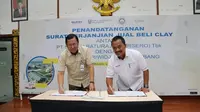 Direktur Utama Semen Baturaja Jobi Triananda Hasjim dan Direktur Utama Pusri Mulyono Prawiro melakukan penandatanganan surat perjanjian jual beli White Clay di Palembang (Dok. Humas Semen Baturaja / Nefri Inge)