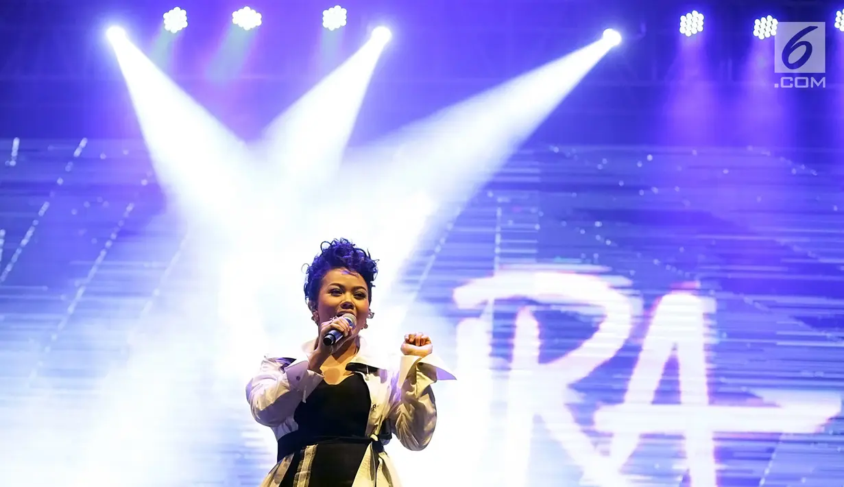 Yura Yunita saat tampil dalam acara Balkonjazz Festival 2019 di Balkondes Tuksono, Borobudur, Magelang, Jawa Tengah, Sabtu (14/9/2019). Saking asyiknya, Yura ikut berjoget dengan beberapa pemain musik di atas panggung saat. (Fimela.com/Bambang Ekaros Purnama)