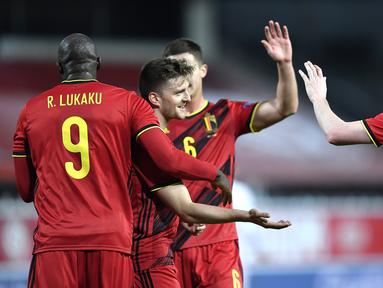Pemain Belgia merayakan gol yang dicetak Kevin De Bruyne ke gawang Denmark pada laga lanjutan UEFA Nations League di Stadion Den Dreef, Kamis (19/11/2020) dini hari WIB. Belgia menang 4-2 atas Denmark. (AFP/John Thys)