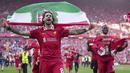 Pemain Liverpool, Dominik Szoboszlai melakukan selebrasi dengan membawa bendera Hungaria setelah membawa timnya memastikan gelar juara Liga Inggris 2024/2025 di Anfield, Liverpool, Inggris, Minggu (27/04/2025) waktu setempat. (AP Photo/Jon Super)