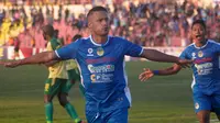 Raphael Maitimo berselebrasi merayakan gol yang dicetak ke gawang Persewar di Stadion Sultan Agung, Bantul, Senin (29/7/2019). (Bola.com/Vincentius Atmaja)
