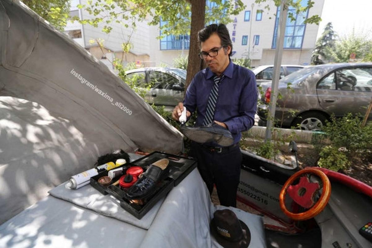 Uniknya mobil sepatu milik tukang semir jalanan di Iran