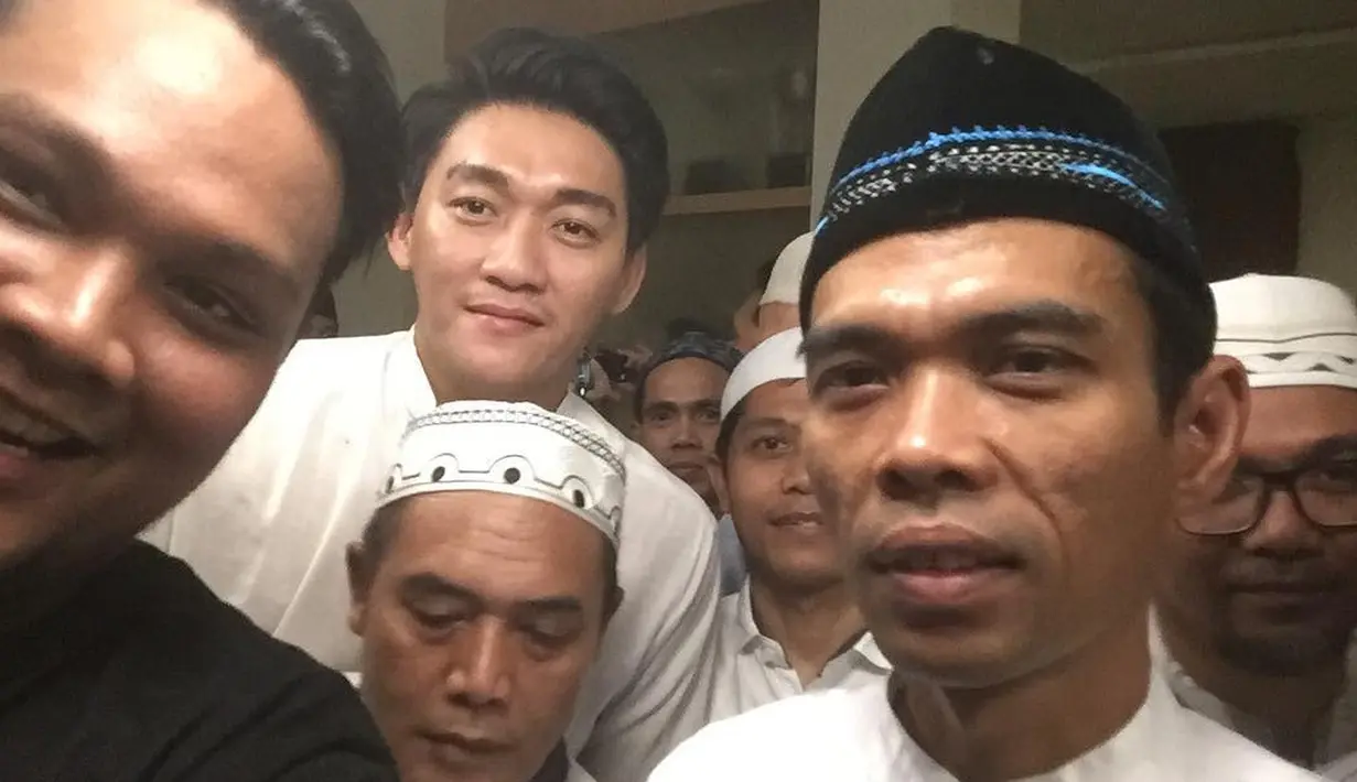 Lewat akun Instagramnya, Virgoun mengunggah foto bersama Ustaz Abdul Somad dan menuliskan rasa syukurnya bisa mengikuti kajian. Pasalnya, ini sudah menjadi keinginannya sejak lama. (Instagram/virgoun_)
