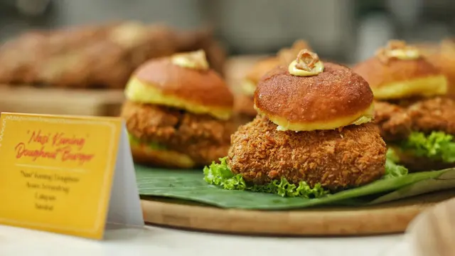Nasi Kuning dengan visual burger buatan Chef Audrey. [Adrian/Putra]