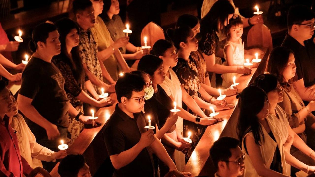 Gereja Santo Kristoforus menggelar misa malam Hari Raya Paskah. Ibadah itu berlangsung khusyuk dan khidmat.  <br><br>Hari Sabtu 30 Maret 2024 merupakan Hari Sabtu Suci Vigili Paskah atau Malam Paskah. Foto: Yasuyoshi CHIBA / AFP<br>