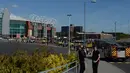 Petugas pemadam kebakaran tiba di Stadion Old Trafford, Inggris, Minggu (15/5). Laga terakhir Liga Inggris antara MU Vs Bournemouth terpaksa dibatalkan setelah ditemukan paket mencurigakan di salah satu tribun Stadion Old Trafford. (Oli SCARFF/AFP)