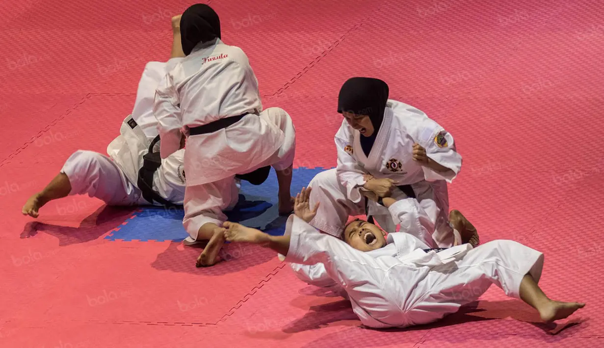 Penampilan tim kempo beregu putri Jawa Tengah pada kelas embu. Para wanita memperagakan jurus bantingan. (Bola.com/Vitalis Yogi Trisna)