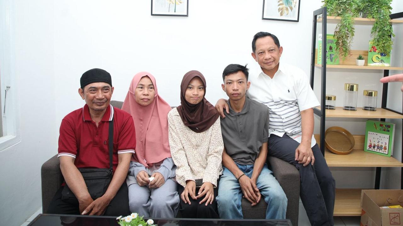 Mendagri Saksikan Penyerahan Rumah untuk Keluarga Almarhum Affan Kurniawan