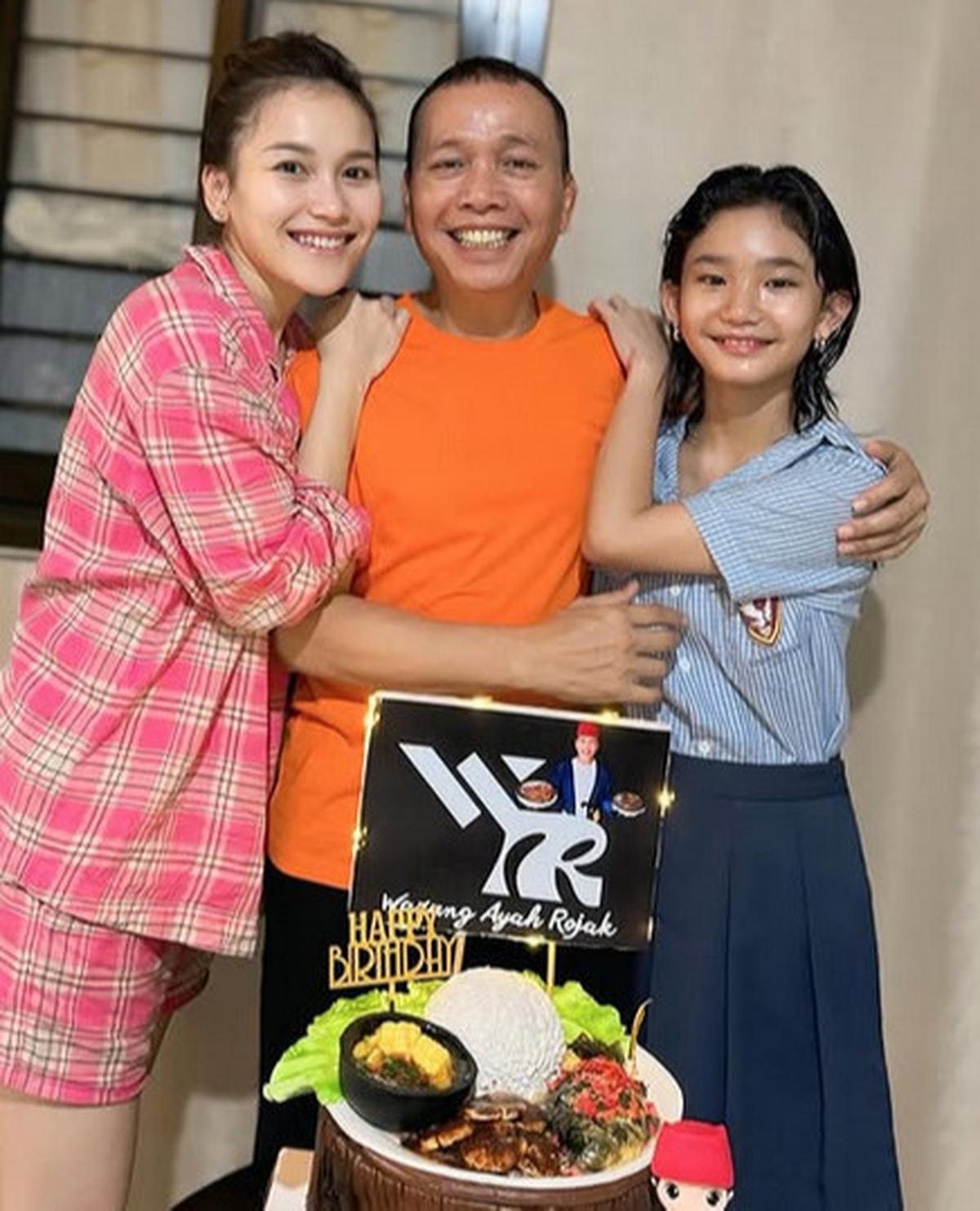Potret Perayaan Ultah Sederhana Ayah Ojak dengan Kue Menggemaskan di Rumah, Ayu Ting Ting Panjatkan Doa