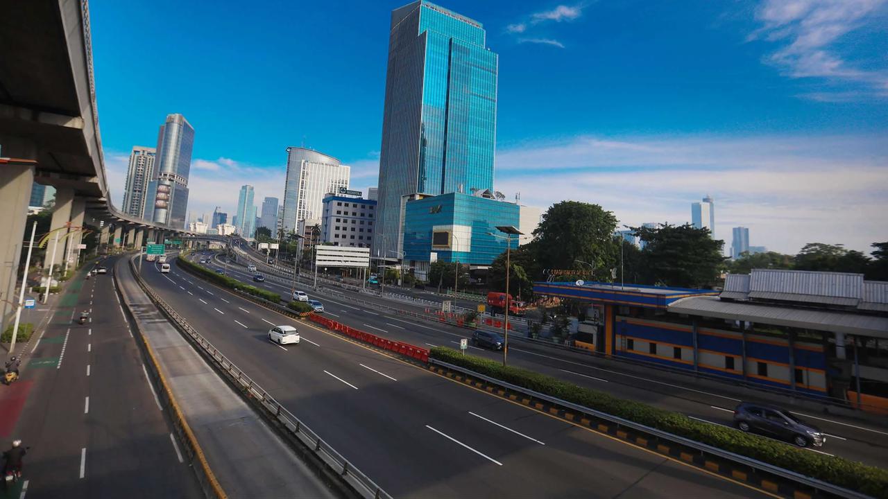 FOTO: Ibukota Jakarta Sepi di Bawah Langit Biru