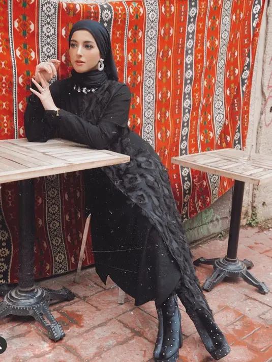 Tampil mewah dengan dress hitam dan aksesoris anting dan kalung membuat tasya farasya bak putri arab. (instagram/tasyafarasya)