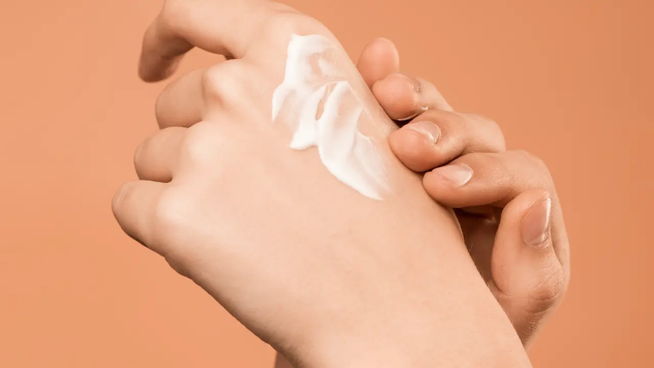 Cara Membedakan Kulit Glowing dan Kulit Berminyak dari Dermatolog