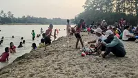 Kemarau Ubah Sungai Way Kanan Jadi 'Pantai' Dadakan