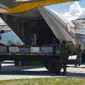 Tentara memasukkan peti jenazah korban serangan Kelompok Kriminal Bersenjata (KKB) ke dalam pesawat pengangkut di Wamena, Papua, Kamis (6/12). Korban meninggal dan selamat dievakuasi dari Distrik Mbua ke Timika. (STAF STEEL/AFP)