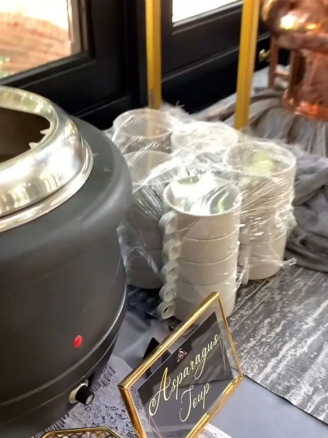 Hidangan di lamaran Aaliyah dan Thariq (Instagram/dscatering.id)