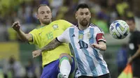 Striker Argentina, Lionel Messi (kanan) berebut bola dengan Carlos Augusto saat pertandingan kualifikasi Piala Dunia 2026 zona CONMEBOL di Stadion Maracana, Rabu (22/11/2023) pagi WIB.&nbsp;(AP Photo/Bruna Prado)