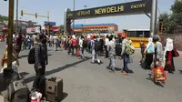 Antrean orang-orang untuk menaiki kereta api di luar stasiun New Delhi di New Delhi, Selasa (12/5/2020). India mengoperasikan kereta khusus yang akan berangkat dari kota-kota besar tertentu saat negara itu mulai melonggarkan lockdown meski kasus covid-19 masih terus bertambah. (AP/Manish Swarup)
