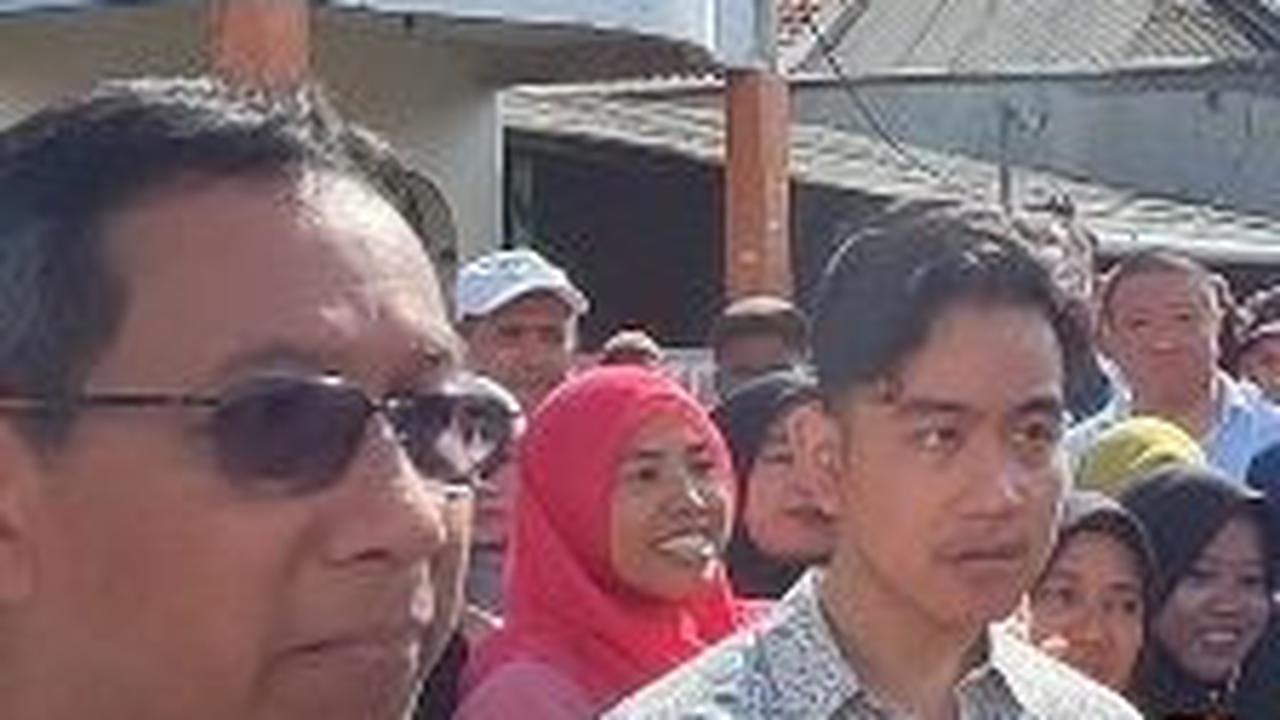 "Mendampingi Pak Pj Gubernur. Nggak ada agenda apa-apa, main aja. (Ini agenda sebagai) wali kota," ucap Gibran.