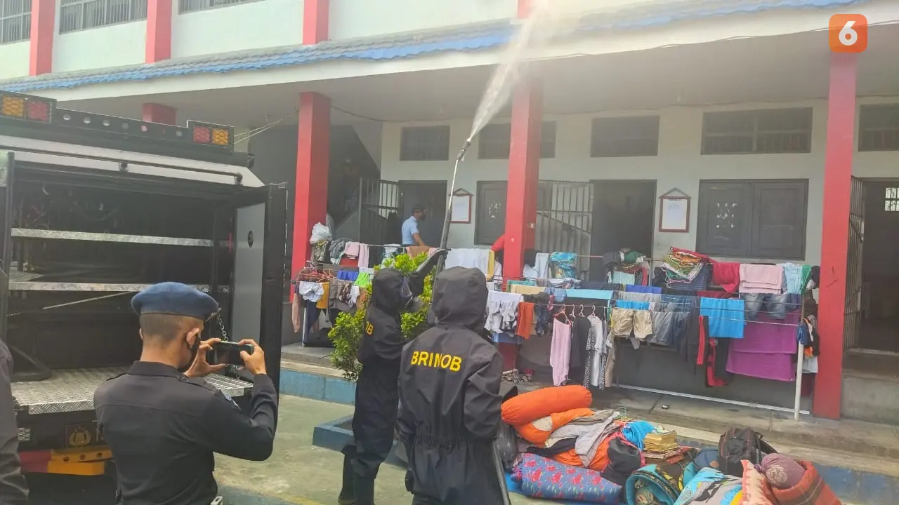 Sterilisasi dengan disinfektan oleh Personel Brimob Polda Sulteng di Rutan Kelas II A Palu