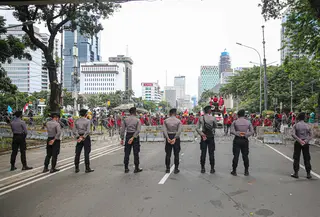 Polisi berjaga saat massa dari berbagai elemen buruh berunjuk rasa di kawasan Patung Kuda, Jakarta, Kamis (22/10/2020). Dalam aksinya, massa meminta dikeluarkannya Perppu pencabutan UU Cipta Kerja. (Liputan6.com/Faizal Fanani)