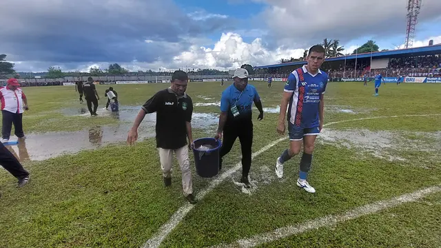 Lapangan Stadion Cenderawasih Biak, tergenang dalam laga final leg pertama Pegadaian Liga 2 2023/2024