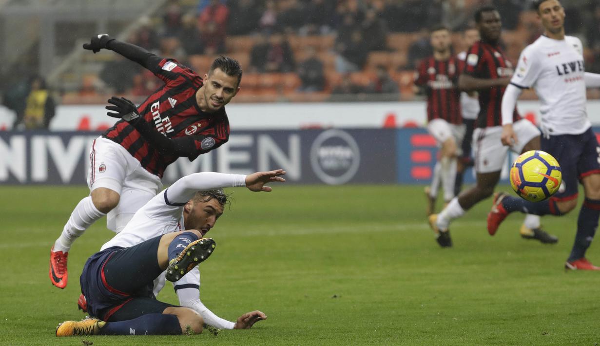 Striker AC Milan, Suso, melepaskan tendangan ke gawang Crotone pada laga Serie A di Stadion San Siro, Milan, Sabtu (6/1/2018). AC Milan menang 1-0 atas Crotone. (AP/Luca Bruno)